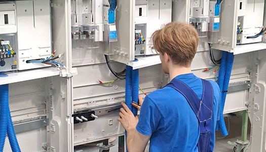 POMOCNIK ELEKTRYKA